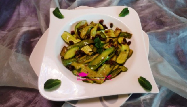 entrée courgette raisin, entree, salade, chaude, menthe, cuisine marocaine, chhiwate, salée, cuisine oum nidal, شهيوات مغربية, مقبل القرع الأخضر و الزبيب, كورجيت, سلطة ساخنة, أم نضال, نعناع, أطباق مالحة