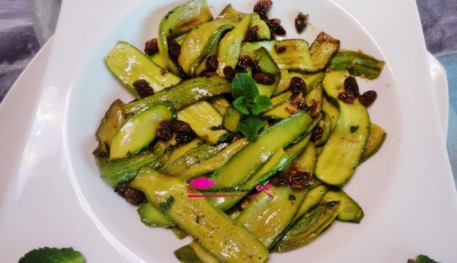 entrée courgette raisin, entree, salade, chaude, menthe, cuisine marocaine, chhiwate, salée, cuisine oum nidal, شهيوات مغربية, مقبل القرع الأخضر و الزبيب, كورجيت, سلطة ساخنة, أم نضال, نعناع, أطباق مالحة