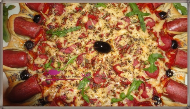 pizza strasbourg, chhiwate, cuisine oum nidal, recette, salée, hotdog, hot dog, sauce tomate, cuisine marocaine, شهيوات مغربية, أم نضال, وصفة, أطباق مالحة, صلصة الطماطم, ستراسبورغ, هوت دوغ, جرجير