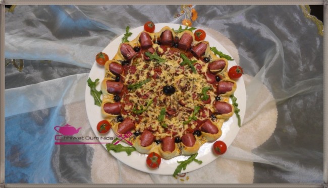 pizza strasbourg, chhiwate, cuisine oum nidal, recette, salée, hotdog, hot dog, sauce tomate, cuisine marocaine, شهيوات مغربية, أم نضال, وصفة, أطباق مالحة, صلصة الطماطم, ستراسبورغ, هوت دوغ, جرجير