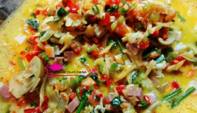 tortilla au four, tortilla légume, legume, omelette, oufs, surimi, cuisine marocaine, cuisine oum nidal, recette, facile, chhiwate, شهيوات مغربية, أم نضال, وصفة سهلة, أمليط, أومليط, طورتية في الفرن, طورتية بالخضر, سوريمي, بيض  