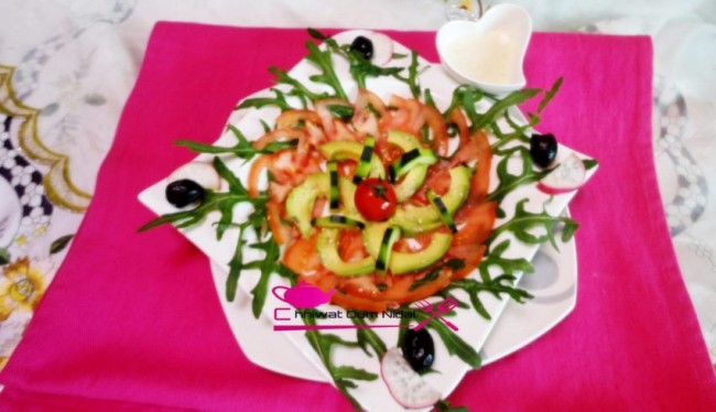 salade roquet et avocat, salade verte, tomate, recette, cuisine marocaine, chhiwate, oum nidal, سلطة الجرجير و الافوكا, طماطم, سلطة خضراء, ام نضال, شهيوات مغربية, وصفة