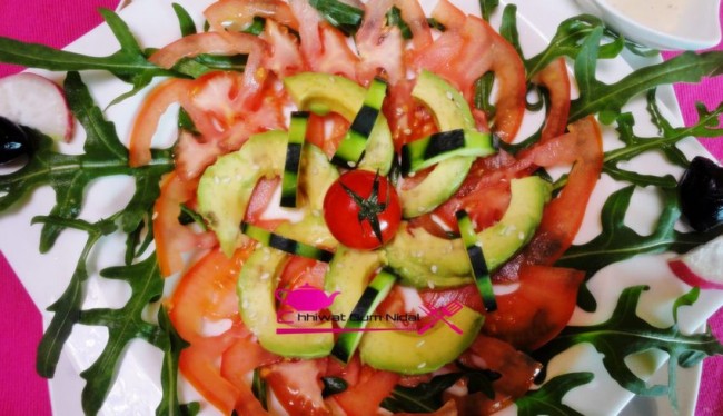 salade roquet et avocat, salade verte, tomate, recette, cuisine marocaine, chhiwate, oum nidal, سلطة الجرجير و الافوكا, طماطم, سلطة خضراء, ام نضال, شهيوات مغربية, وصفة