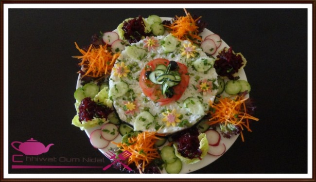 salade étage riz, salade riz et thon, recette, cuisine oum nidal, cuisine marocaine, chhiwate, سلطة طبقات الروز, سلطة الروز و الطون, سلطة الارز, تقديم رائع, شهيوات مغربية, أم نضال, وصفة, سلطة رائعة, خضر