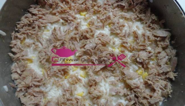 salade étage riz, salade riz et thon, recette, cuisine oum nidal, cuisine marocaine, chhiwate, سلطة طبقات الروز, سلطة الروز و الطون, سلطة الارز, تقديم رائع, شهيوات مغربية, أم نضال, وصفة, سلطة رائعة, خضر