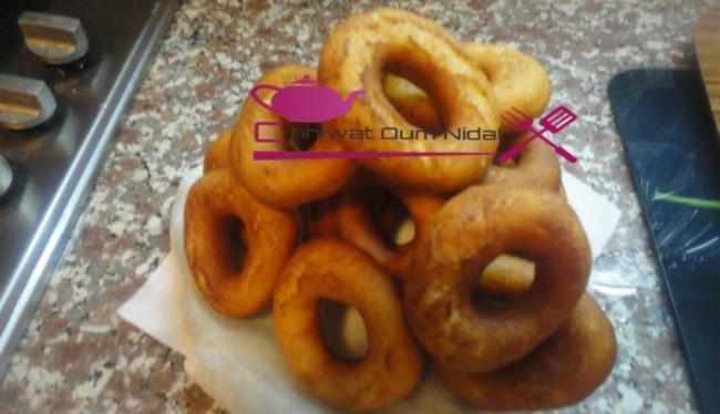 donuts, beignet, chhiwate, cuisine oum nidal, beignet pomme de terre, cuisine marocaine, recette, plats sucrée, sucree, gateau, شهيوات مغربية, أم نضال, دونات, بينيي البطاطس, بينيي, اسفنج, حلويات, معجنات حلوة, أطباق حلوة, وصفة