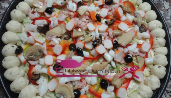 pizza etoile, pizza couronne, chhiwate, cuisine, sauce blanche, cuisine marocaine, cuisine oum nidal, cuisineoumnidal, jombon, pizza sauce tomate, pizza au thon, pizza au fruits de mer au sauce blanche, pate pizza, om nidal, pizza, recette, أم نضال, اطباق مالحة, ام نضال, بيتزا, شهيوات, شهيوات مغربية, صلصة الطماطم, عجينة, لحم مدخن, بيتزا فواكه البحر بالصلصة البيضاء, بيتزا بالطون, بيتزا بصلصة الطماطم, بيتزا مالحة, بيتزا على شكل تاج, بيتزا على شكل تاج, عجين البيتزا, صلصة بيضاء, عجينة البيتزا, مطبخ أم نضال, مملحات, وصفة