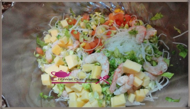 salade printemps, crevette, salade, vermicelle, fromage rouge, mais, tomate, sauce mayonnaise et ketchup, cuisine marocaine, recette, recette facile, chhiwate, om nidal, شهيوات مغربية, أم نضال, سلطة الربيع, سلطة سهلة و سريعة, قمرون, وصفات, وصفة, سلطات متنوعة, الشعرية الصينية, طماطم,  