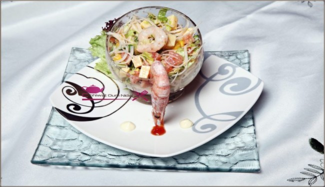 salade printemps, crevette, salade, vermicelle, fromage rouge, mais, tomate, sauce mayonnaise et ketchup, cuisine marocaine, recette, recette facile, chhiwate, om nidal, شهيوات مغربية, أم نضال, سلطة الربيع, سلطة سهلة و سريعة, قمرون, وصفات, وصفة, سلطات متنوعة, الشعرية الصينية, طماطم,  