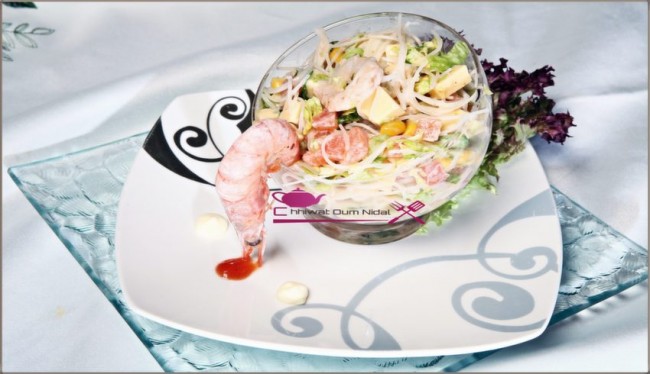 salade printemps, crevette, salade, vermicelle, fromage rouge, mais, tomate, sauce mayonnaise et ketchup, cuisine marocaine, recette, recette facile, chhiwate, om nidal, شهيوات مغربية, أم نضال, سلطة الربيع, سلطة سهلة و سريعة, قمرون, وصفات, وصفة, سلطات متنوعة, الشعرية الصينية, طماطم,  