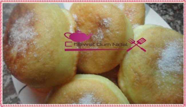 donuts, beignet, chhiwate, cuisine oum nidal, cuisine marocaine, recette, plats sucrée, sucree, gateau, شهيوات مغربية, أم نضال, دونات, بينيي, اسفنج, حلويات, معجنات حلوة, أطباق حلوة, وصفة