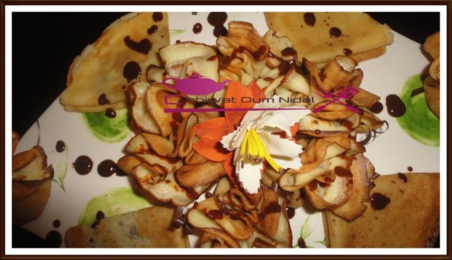 crepe sans beurre, chhiwate, chocolat, crepe, crepe chocolat, crepe chocolat banane, cuisine marocaine, cuisine oum nidal, cuisineoumnidal, facile, gateau, om nidal, recette, recette facile, sucree, أطباق حلوة, أم نضال, ام نضال, حلويات, رغيفات حلوة, شهيوات, شهيوات مغربية, فطائر حلوة, كريب, كريب الشوكولا و الموز, مطبخ أم نضال, كريب بدون زبدة, وصفات, وصفة, صريرات الكريب بالشوكولا و الموز, كميمسات الكريب, وريدات الكريب, وصفة سهلة