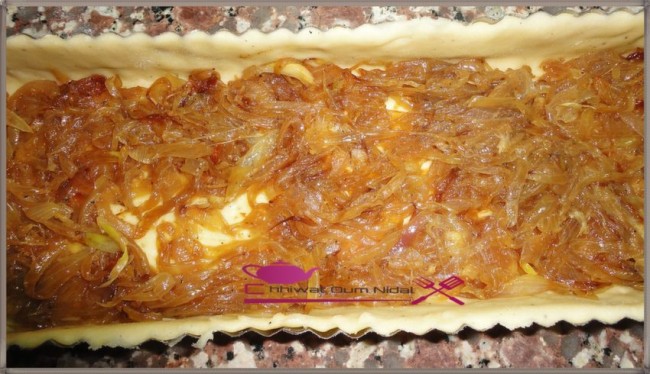 quiche oignons, tarte salée, salee, recette facile, recette rapide, cuisine oum nidal, cuisine marocaine, om nidal, chhiwate, كيش بالبصر, كيش سهل, وصفات سهلةو وصفات سريعة, أم نضال, شهيوات مغربية, 