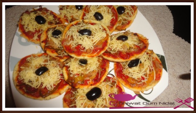 mini pizza, petit pizza, chhiwate, cuisine, pate brisée salée, sauce blanche, cuisine marocaine, cuisine oum nidal, cuisineoumnidal, jombon, pizza sauce tomate, pizza au thon, pizza au fruits de mer au sauce blanche, pate pizza, om nidal, pizza, recette, أم نضال, اطباق مالحة, ام نضال, ميني بيتزا, شهيوات, شهيوات مغربية, صلصة الطماطم, العجين المرمل المالح, لحم مدخن, بيتزا فواكه البحر بالصلصة البيضاء, بيتزا بالطون, بيتزا بصلصة الطماطم, بيتزا مالحة, العجين المكسرالمالح, بيتزا صغيرة, عجين البيتزا, صلصة بيضاء, عجينة البيتزا, مطبخ أم نضال, مملحات, وصفة