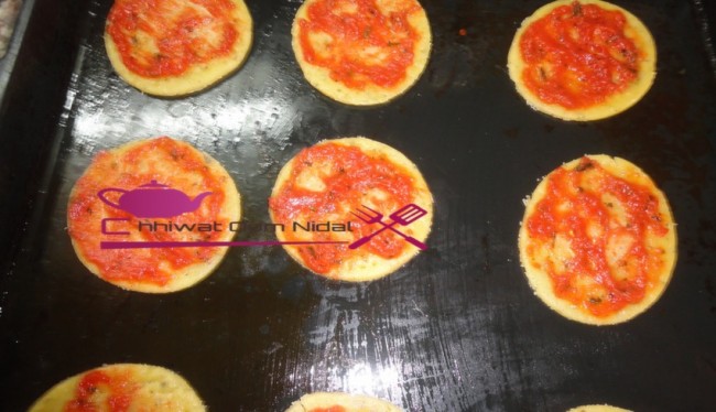 mini pizza, petit pizza, chhiwate, cuisine, pate brisée salée, sauce blanche, cuisine marocaine, cuisine oum nidal, cuisineoumnidal, jombon, pizza sauce tomate, pizza au thon, pizza au fruits de mer au sauce blanche, pate pizza, om nidal, pizza, recette, أم نضال, اطباق مالحة, ام نضال, ميني بيتزا, شهيوات, شهيوات مغربية, صلصة الطماطم, العجين المرمل المالح, لحم مدخن, بيتزا فواكه البحر بالصلصة البيضاء, بيتزا بالطون, بيتزا بصلصة الطماطم, بيتزا مالحة, العجين المكسرالمالح, بيتزا صغيرة, عجين البيتزا, صلصة بيضاء, عجينة البيتزا, مطبخ أم نضال, مملحات, وصفة