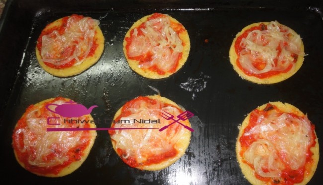 mini pizza, petit pizza, chhiwate, cuisine, pate brisée salée, sauce blanche, cuisine marocaine, cuisine oum nidal, cuisineoumnidal, jombon, pizza sauce tomate, pizza au thon, pizza au fruits de mer au sauce blanche, pate pizza, om nidal, pizza, recette, أم نضال, اطباق مالحة, ام نضال, ميني بيتزا, شهيوات, شهيوات مغربية, صلصة الطماطم, العجين المرمل المالح, لحم مدخن, بيتزا فواكه البحر بالصلصة البيضاء, بيتزا بالطون, بيتزا بصلصة الطماطم, بيتزا مالحة, العجين المكسرالمالح, بيتزا صغيرة, عجين البيتزا, صلصة بيضاء, عجينة البيتزا, مطبخ أم نضال, مملحات, وصفة