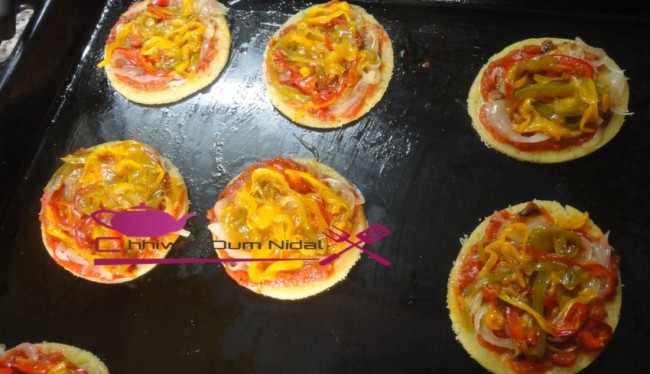 mini pizza, petit pizza, chhiwate, cuisine, pate brisée salée, sauce blanche, cuisine marocaine, cuisine oum nidal, cuisineoumnidal, jombon, pizza sauce tomate, pizza au thon, pizza au fruits de mer au sauce blanche, pate pizza, om nidal, pizza, recette, أم نضال, اطباق مالحة, ام نضال, ميني بيتزا, شهيوات, شهيوات مغربية, صلصة الطماطم, العجين المرمل المالح, لحم مدخن, بيتزا فواكه البحر بالصلصة البيضاء, بيتزا بالطون, بيتزا بصلصة الطماطم, بيتزا مالحة, العجين المكسرالمالح, بيتزا صغيرة, عجين البيتزا, صلصة بيضاء, عجينة البيتزا, مطبخ أم نضال, مملحات, وصفة