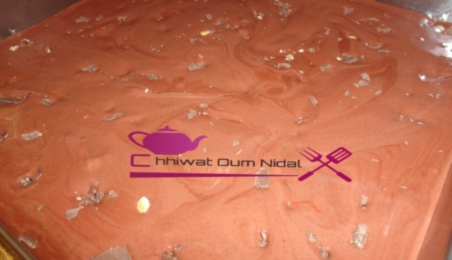 anniversaire, chhiwate, gateau glacé, gateau anniversaire, gateau chocolat et vanille, couche croquante, génoise, cuisine marocaine, cuisine oum nidal, gateau, om nidal, gateaux fetes, recette, sucree,أطباق حلوة, أم نضال, ام نضال, حلوى, حلويات, شهيوات, شهيوات مغربية, حلويات العيد, كاطو المناسبات, حلوى عيد الميلاد, كاطو عيد الميلاد, طارت كلاصي, كاطو كلاصي بالشوكولا و الفاني, طبقة مقرمشة, الجينواز, حلوى المناسبات, طارت, عيد ميلاد, حلوى, مناسبات, مطبخ أم نضال, كاطو