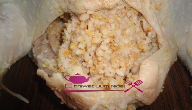 poulet au riz et amandes, chhiwate, plats poulets, cuisine marocaine, poulet sucré et salé, cuisineoumnidal, om nidal, poulet au four, recette, أم نضال, دجاج بالروز و اللوز, طبق الدجاج حلو مالح, شهيوات مغربية, مطبخ أم نضال, أطباق الدجاج, وصفة