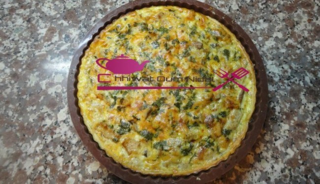 chhiwate, cuisine marocaine, cuisine oum nidal, om nidal, quiche oignons, recette facile, recette rapide, salée, tarte salée, أم نضال, شهيوات مغربية, كيش بالبصل, كيش سهل, وصفات سريعة, وصفات سهلة