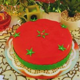 كاطو بيستاش بكريما الفراولة مزين بعجين السكر (بلونين العلم المغربي الأخضر و الأحمر)