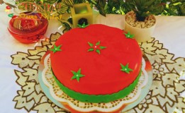 كاطو بيستاش بكريما الفراولة مزين بعجين السكر (بلونين العلم المغربي الأخضر و الأحمر)
